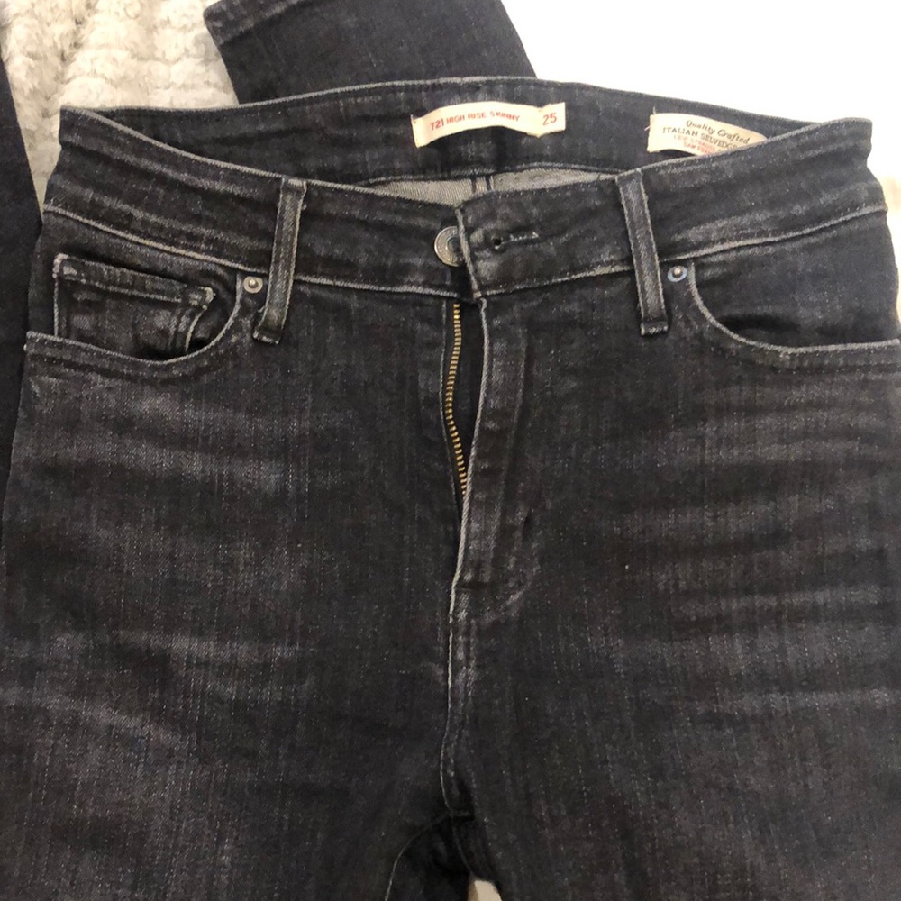 Signature Levi 721 high rise skinny dark wash jeans size 25